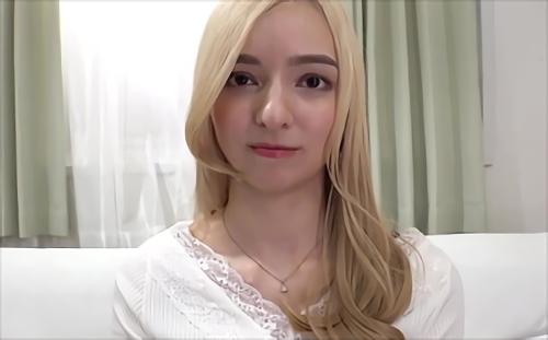 『熟女』カリナさん30歳はアメリカ人の父親と日本人の母親を持つハーフの人妻です。現在は英会話の講師をしています。夫は自分のことをとても大事！