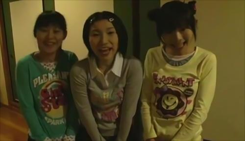 『ギャル』いつも○学生扱いされている3人のロリ娘が、子供のフリをしてパパと一緒に潜入捜査！一般社会の男性にHなイタズラをするのです！無知なフ！