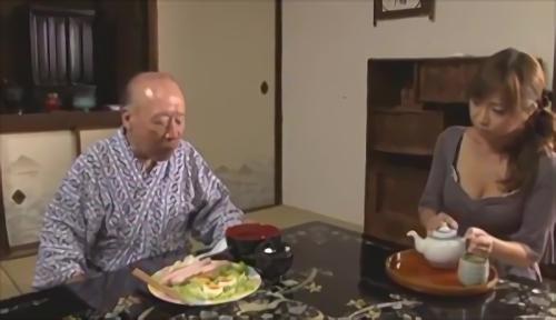 『若妻』それだけでも十分な見ごたえだが、徳田老人扮する義父は、松すみれ扮する嫁の巨乳に欲情してそのIカップの巨乳でピンと張ったシャツをハサ！