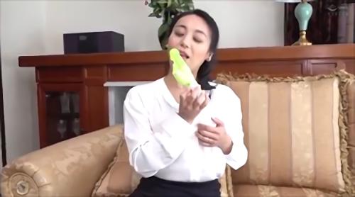 『巨乳』その荷物を誤って開けてしまった息子に淫らな視線を向ける美義母は、女盛りのワイセツな肉体を見せつけ目前で自慰に及ぶ、異常なエキサイト！