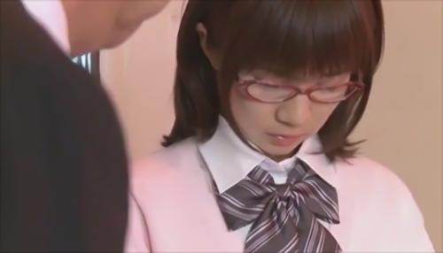 『性奴隷』教え子と元担任の淫らな行い、制服の中はワイセツなTバック…細いヒモに食い込んだ白い桃尻が、甘い果汁を滴らせて待っている…まさにオヤ！