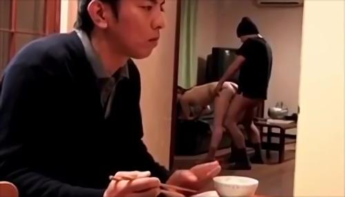 『調教』泥●している夫のそばで、夫への当てつけで、バレたくない…でもガマンできない、息をひそめ、いやらしくねちっこいスリリングマンテンの情！