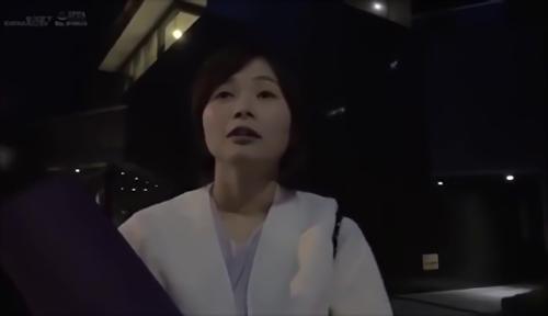 『騎乗位』即挿入ファック、翌日にはヨガをしながらの焦らしファック、通常の清楚な姿とは真逆の情欲的な雌の姿を見せてくれた、人生初の潮吹きでヒク！