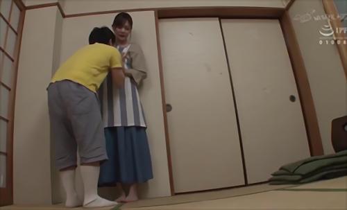 『騎乗位』自宅にやって来た甥っ子の予期せぬアクション！「ちょっと出てきなさい！」スカートの中に潜り込まれ大混乱！しかも、オマ〇コを舐め回され！