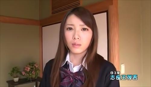 『母』義父は娘に厳しく接し、就職が決まらないことを責め、「学校に行かずに働いて恩返しをしろ」と言い放つ。そんな娘を不憫に思った義父は、娘！