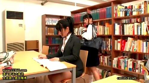 図書室で見つけた若い美女に忍び寄った彼女は、その女性が女子校生ではなく男であることに驚く、初めてのレズ痴漢に戸惑いながらも感じまくる年下の女子校生は！