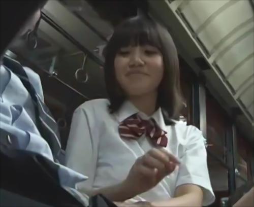 『挑発』DANDYリサーチ員が間違えたフリをして女子校通学バスに乗り込むと、まわりの女子校生は興味津々。やがて、まわりに気づかれないように！