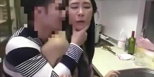 『熟女』まるで当たり前のように性交渉を要求する息子に、彼女はただただ困惑するばかり・・・、彼女は過去に何度か息子に体を提供する過ちを犯して！