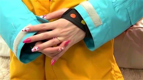 鏡の中でエッチなクエリや突起物を作り、ぎこちない騒ぎをしながらも、大人のチ○ポを見て喜ぶエリカ！