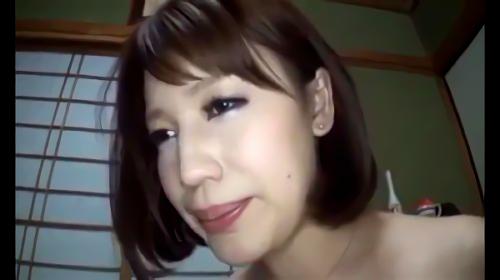 エロ本やバイブを隅々まで散乱、さらに、彼女の反応を見るために、勃起したペニスを後ろから近づけてみた、逃げられるかと思ったが、意外とムラムラした様子でこっちを見てくるので！