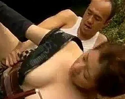 『巨乳』百姓女が老人の視線に気づかず青姦Hで悶え絶頂する！
