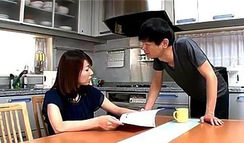 息子はママの汗ばんだ体を欲しがる！近親相姦ファックで彼女の体にザーメンをぶちまける！