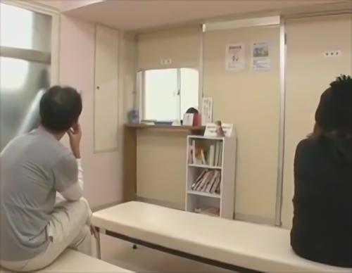 『顔射』家族に迷惑もかけられない、動揺していると、痴漢の手が私のズボンに侵入してくる、動揺のあまり痴漢の手がパンツに入ってきて、こんな状況！