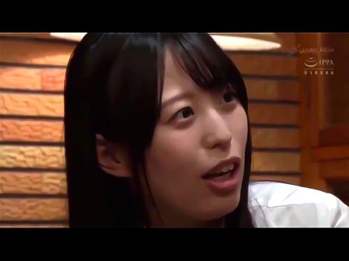 可愛い姪っ子、と申し出ると・・、柔らかな根元がペニスを擦る感触でフル勃起、叔父さんの様子がおかしいことに気づいた姪っ子が、まさかの行動に出た！