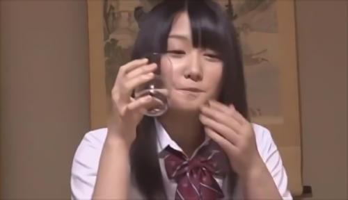『スレンダー』幼なじみの男の子の家で通販で買ったビャクを試した女の子は興奮が止まらない。薬が効き始めると、彼女の股間は熱くなり、気分は高揚する。！