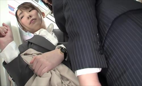 『痴漢』女性専用車両だからと沈静している女性乗客に接近して接吻をする女仕掛け人。突然のことに強く反発もできない女の身体を触ると混乱しながら！