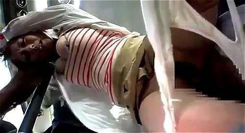 母親の超巨乳が向かい合って立ったまま届けられた、バスタブの動きに合わせておっぱいがガタガタと揺れる、思わずフル勃起してしまった私のペニスは、女性のスカートをたくし上げ！