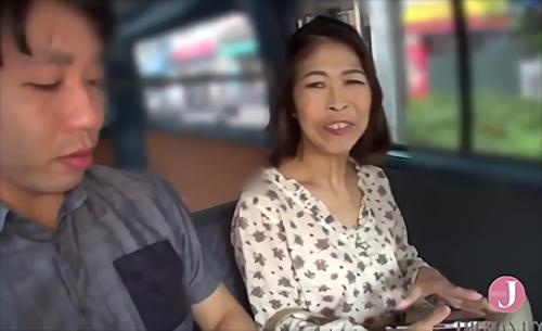 『美脚』待ち合わせ場所にきた人当たり良さそうなスマイルのご婦人・元川真希53歳。初のAV録画に心の準備はまだできていないが…スタジオ前の階！
