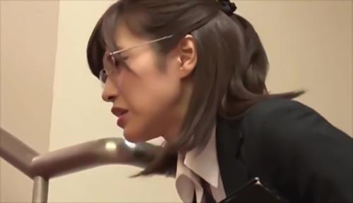『美人』しかし、そこにも罠が仕組まれており、男子便所で用を足さざるを得ないシチュエーションに、その姿を目撃され、男子生徒の性ケア道具となっ！