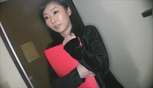『着衣』出世欲が強く、女性だからといってなめられたくないし、男性社員に負けたくないので、彼氏はいません、将来はいつか結婚したいと思っていま！