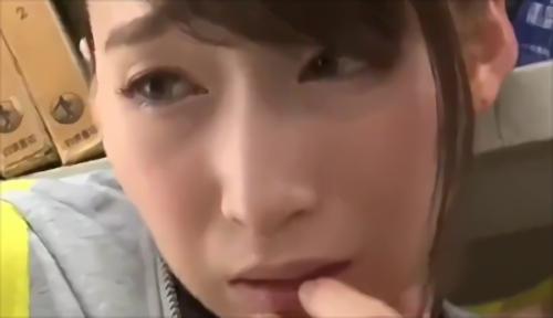 『蓮実クレア』声も出せないシチュエーションで感じさせられオマ○コから糸引く汁が、馬乗りで挿入されると次第に自分から腰をグラインド、理性を失うくら！