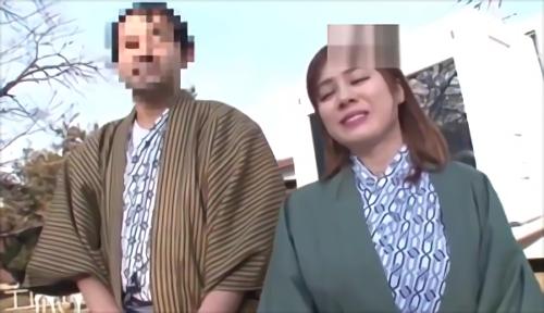 『緊縛』温泉地でナンパされたカップル。騙されて鏡の上に乗せられ、血流マッサージと称して夫の目の前で人生初の緊縛体験！縛られ、電マと手コキで！