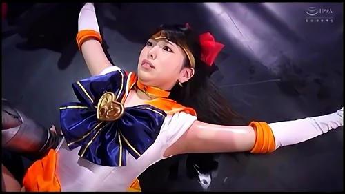 戦いの最中、魔物の罠に落ちてしまう、そこは魔界の墓場、若い女性の匂いを嗅ぎつけた貪欲な触手が、セーラー・フリージアの鍛え上げられた肉体を容赦なく襲う！