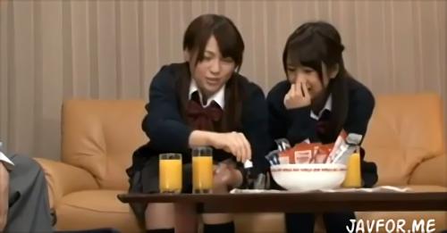 『女子校生』エキサイトは止まらず男の子のチ〇ポを見たがり、やがて手コキフェラ、火照る身体を抑えられず服を脱ぎだし男の子を押し倒してHを要求する！