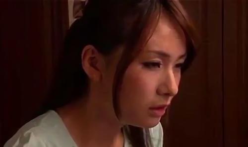 熟女ママが息子と一緒に入浴、胸を押し付けて手コキ射精