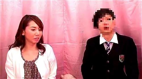 お小遣い稼ぎといちゃいちゃしながらお色気番組を制作している、しかし、本当の目的は違う、親子愛を確認するために、母親に息子を呼び出して股間を揉ませるのだ、もちろん！