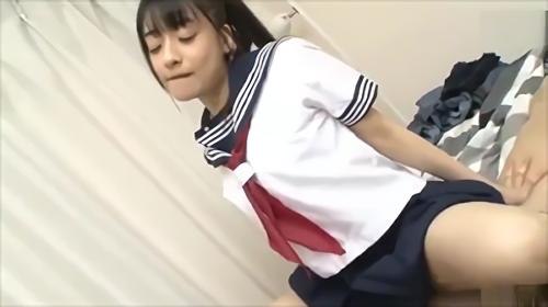 『騎乗位』戸惑う兄をスルーしてセンシブルな所を煽動する妹に兄チ○ポも大勃起、完全に妹のペースに流され気づけば生で挿入、生はさすがにヤバいと思！