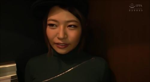 『痴女』チ〇ポをねっとり咥えて精液を搾り取る内緒の口内ご奉仕、【シャンプー】洗髪中、むにゅっと胸を顔に押し当て誘惑、こっそり乳首をイジッて！