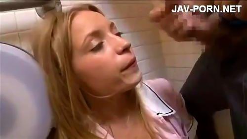 痴漢になるのは金髪の少女、彼女はLA在住歴のあるブロンドで、トイレもバイトも経験済み、突然の出来事に驚き抵抗する彼女だったが、彼女たちの手を払いのけ、服を剥ぎ取り！