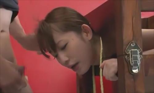 『アイドル級』リストラされ最低限度の生活すら苦しい労働者を宿泊させている施設、失業者支援センターがある。この施設では女性職員が情慾ケア用の「便女！