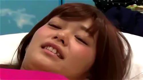 脱げば美巨乳を大量に維持、体が疲れていることを証明するように、夫の前でオイルマッサージされる・・・、どんどんムラムラしてくる手にため息を漏らす彼女・・！