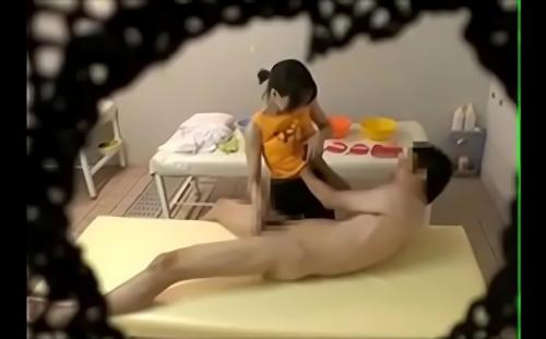 『エステ』アカスリコーナーのオバサンと全裸のままでふたりっきり。気持よくマッサージとかアカスリとかしてもらって血行が良くなったら、勃起しちゃ！