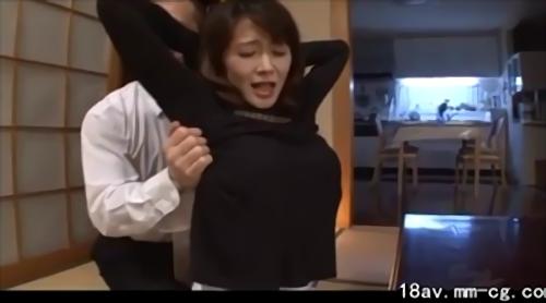 『未亡人』大学進学を辞めて専門学校に行く息子の固い決意に母は心を打たれていた、整体の勉強のためにとさゆりは息子のマッサージのリハーサル台にな！