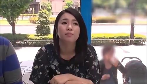 『18禁』小さな子供を連れた優しいお母さんにお願いして「ミラー号」に乗車、中には相談役を気取った巨根男優が待っていた、パパが外にいるのに、生！