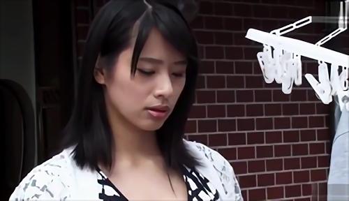 『春菜はな』郊外のマンションに引っ越してきたハナ夫妻。ご近所付き合いをしているうちに、隣人が緊縛AVに出演するAV男優の沢木であることが判明す！