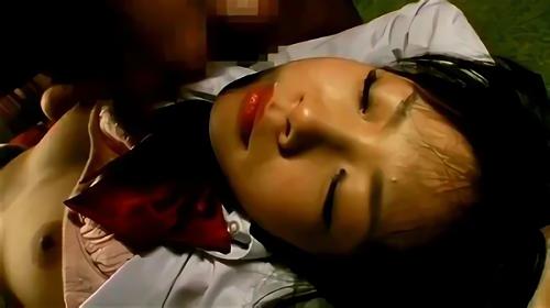 『強引』独身の中年兄弟が暮らす家に監禁された真奈は、未熟な彼らの体に情慾をぶつけ、縄で縛り上げ、セーラー服やスクール水着、体操着を着せ、真奈を好きなように犯し教育していく！