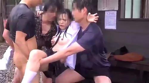 雨宿りに新鮮味のないバス停を利用してしまった生徒の悲劇、生徒の小さな身体は甘酸っぱい匂いを放ち、斑のブラジャーはびしょ濡れで透け、柔肌が弾ける！
