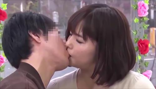『騎乗位』二人きりの密室では恥ずかしがって照れていた奥様二人だったが、濃厚なディープキスで友情は完全に崩壊、家庭の事情も忘れ、ベロフェラに興！