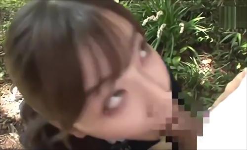 『逆ナンパ』しゃぶるの大好き女子○生の深田えいみが次々と野外フェラ！公園で見つけたオヤジに近づくとズボンを下ろして即パクリッ！顔射されてもお構！