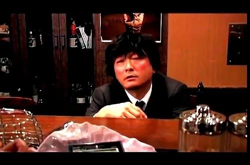夫が隣に座っていても、見返りのために男として白い体を差し出す従順な女、お金のためなのか・・それとも別の目的があるのか！