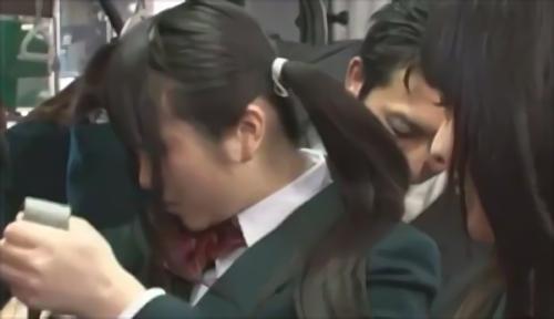 『スレンダー』女子校に通うバスに乗り合わせた男を、思春期の女子校生たちが勘違いしたフリとは知らずにからかい、誘惑する人気恋愛シリーズ第3弾です。！