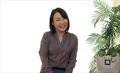 『デビュー作』専業主婦、結婚30年目を迎える悠々自適な完熟奥様、「これからもっと年を取ってHできなくなったとしても、接吻だけは続けたいですね…そ！