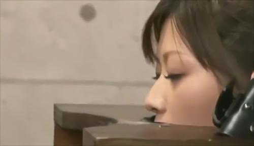 『従順』ある動画サイトを発見しました。動画では、拘束された女子生徒が男子生徒のセックス世話係として扱われていた。私たちは真相を確かめるため！