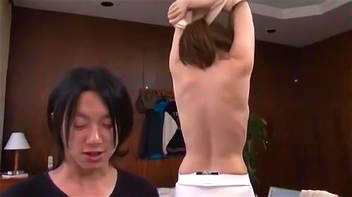 暑いから裸になれと言われ、乳首を押され・・、水泳の授業が終わったら、シャワー室で背中を洗うように言われた・・！