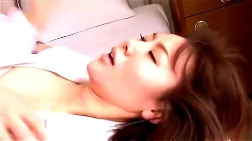 『巨乳』ある日、好きだと言ってくれたチカの気持ちを弄び、初めて女のワールドを知る、少しずつレズビアンであることの喜びを知り、溺れていく・・！