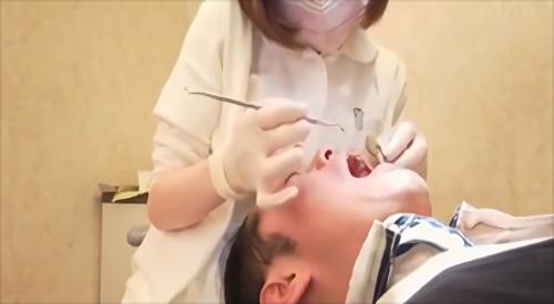 『亀頭責め』女性が彼の顔に胸を押し当て、こっそりキスをしてその気にさせる！彼女の反応を存分に楽しんだ後は、乳首を焦らし、セルフでドキドキ施術。！